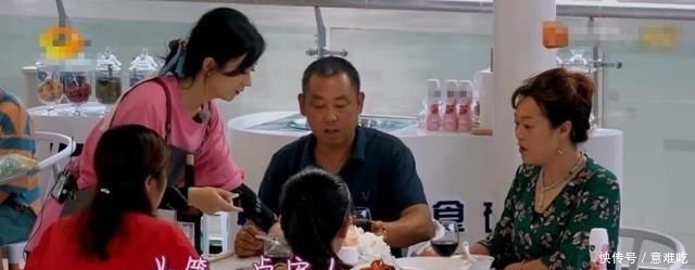 顾客|《中餐厅》张亮做糖醋排骨!却被顾客表情露馅?网友:不好吃直说