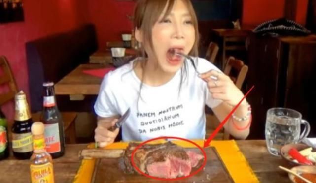 烤熟|大胃王吃5块“战斧牛排”,切开一看有猫腻,网友直呼吃不得