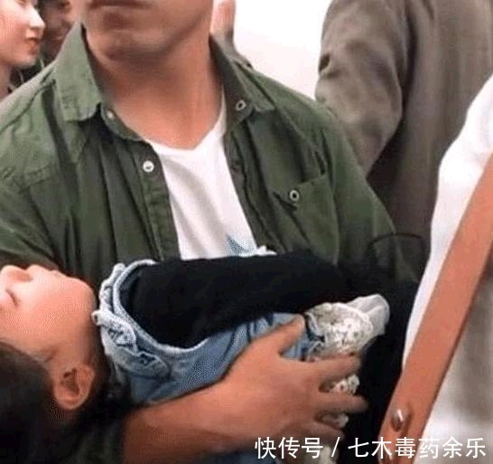 沉睡|爸爸抱沉睡女儿乘地铁，40分钟没人让座，爸爸的举动却让人泪目