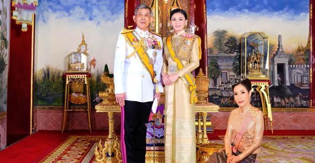 露出|42岁苏提达越来越年轻，挺直腰杆露出小女人神态，泰王看了笑嘻嘻