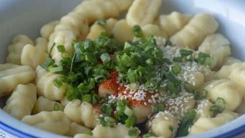  劲道|面条别再手擀了，用4根筷子做面，不用擀不用抻，劲道弹牙超过瘾