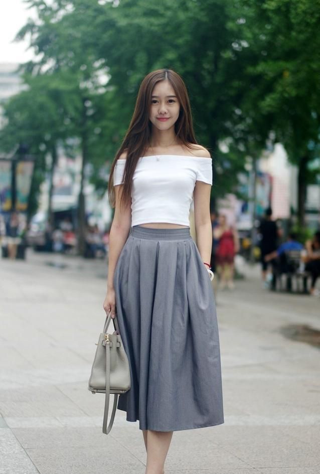 女神|街拍:两位时尚的美女,身材窈窕有型,散发女神气质