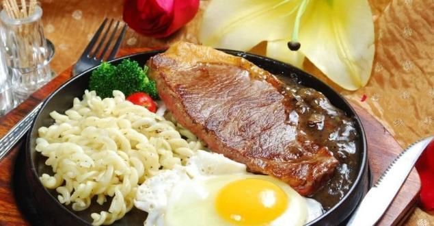  千万别|牛排的盘子里为什么要放鸡蛋千万别再傻傻吃掉，服务员真是土鳖