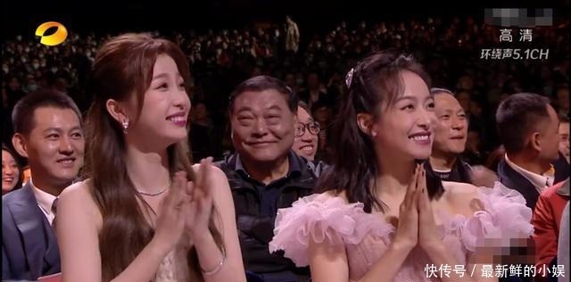 颁奖|金鹰节颁奖尴尬多!刘涛走神何炅急救场,嘉宾忘词全场都看提词器