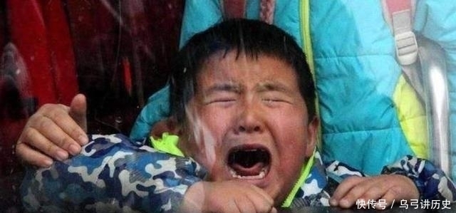 老人|小学生给老人让座，书包忘拿起来，老人一把摔在地上，孩子哭了
