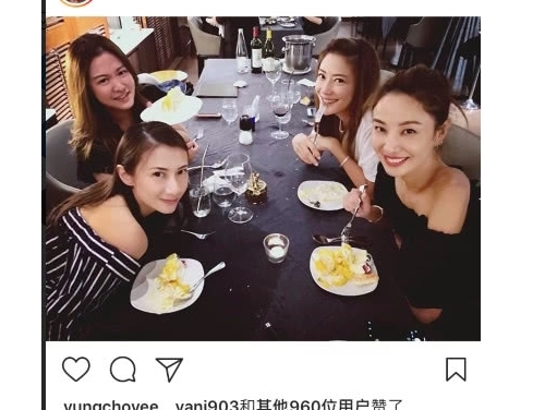  梁学储|郑希怡和老公约会显随意，梁学储T恤配黑框，老婆却穿条纹睡衣