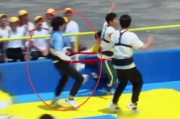  拒绝|当全队要逮捕陈立农时，看到蔡徐坤的动作，真的是满屏写着拒绝