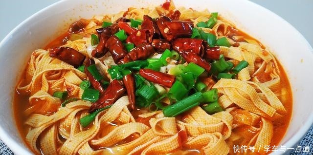 锅内加入|干豆腐不是只能凉拌吃,这样做更诱人,香辣入味,比吃肉过瘾