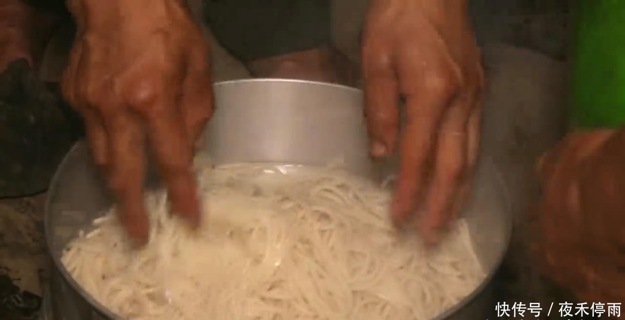 村长|中国小伙砍十斤黑猪肉拜访尼泊尔村长,村长用猪肉炒面招待我