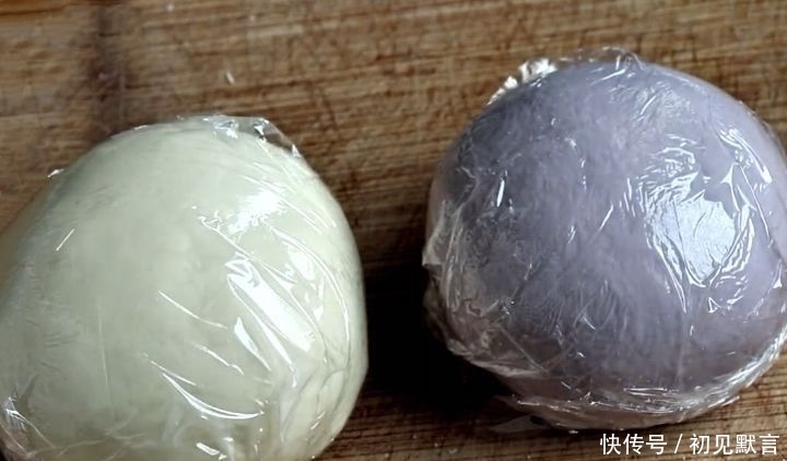  吃法|立夏后，教你紫甘蓝的新吃法，做成面食，暄软劲道，比花卷还好吃