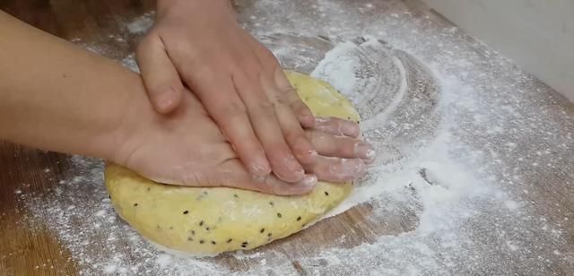 我家|我家面粉就爱这样做,加4个鸡蛋,做法比麻花简单,比油条都好吃