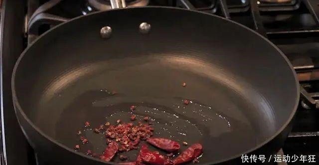 滑嫩|水煮鱼的家常少油做法,鱼片滑嫩,香辣可口制作简单