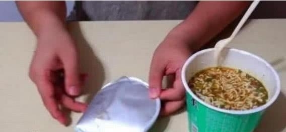 便面|吃了20多年的桶装泡面,才知道盖子用错了,高级吃法了解一下!