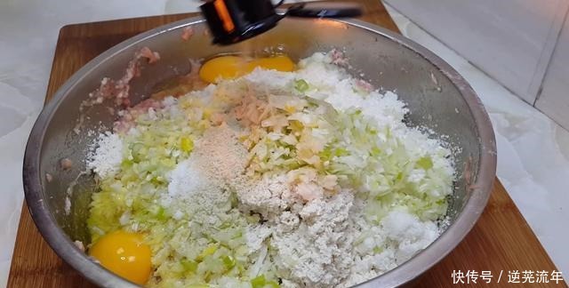 丸子|不管炸什么丸子,都别直接下锅,教你简单一做,过年5斤不够吃!