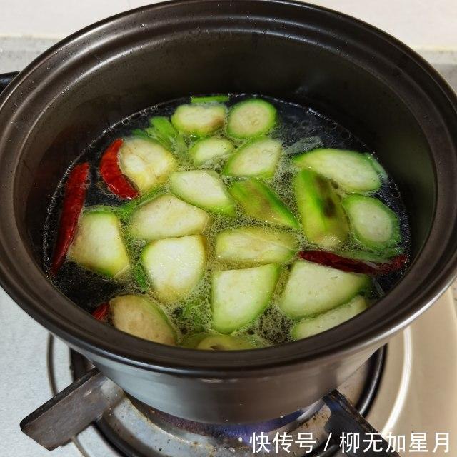 软烂|丝瓜炖豆腐,丝瓜鲜嫩,豆腐软烂,清香味美