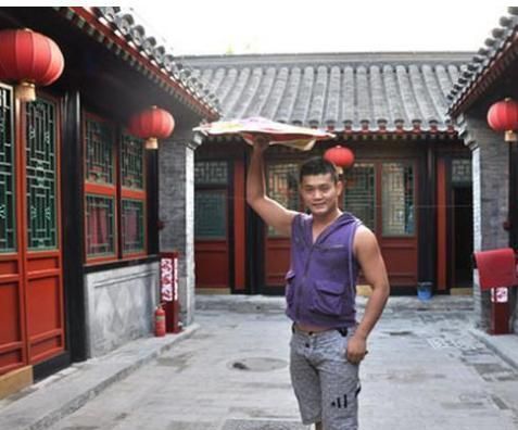 依然|丫蛋前夫王金龙低调现身,穿衣被赞时尚帅气,离婚后依然受捧拍戏