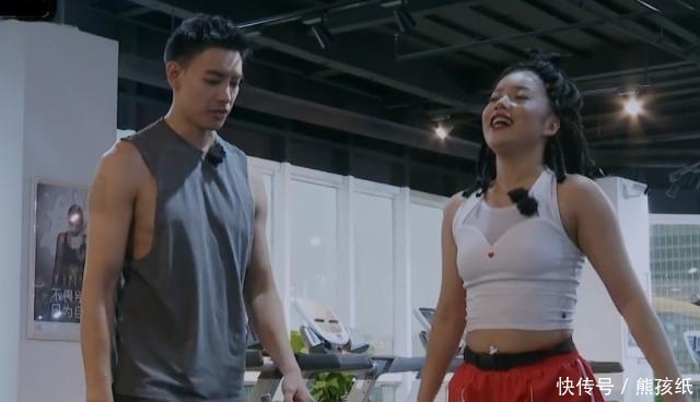  甜蜜|王大陆替张天爱脱袜，张天爱为他卸妆素颜，甜蜜得让王菊好悲伤