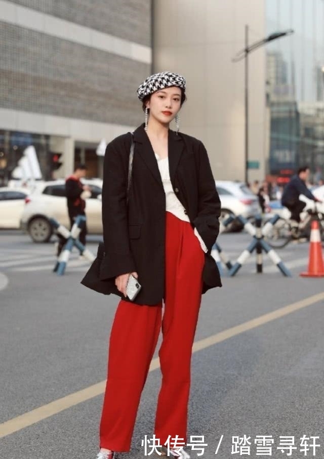 美女|街拍：黑色的连衣裙优雅大气，美女看起来很有气质与内涵