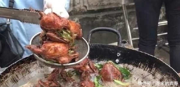 稀罕|大妈校门口卖“稀罕”小吃,10元1个,营养美味,每次需排长队买