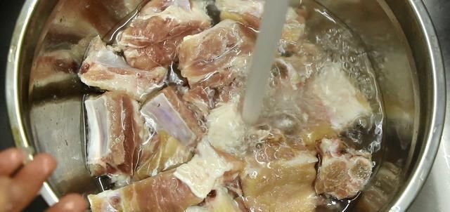  饭店|饭店的糖醋排骨为什么颜色红润掌握这个技巧，在家做好吃又好看