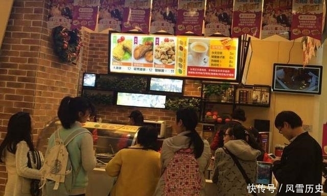 文琪|“吃你口鸡排怎么了？”，熊孩子抢走鸡排就咬，女孩：我有重感冒