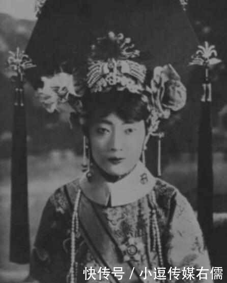 皇后|老照片对比：清朝末代婉容皇后与越南末代皇后谁更美？