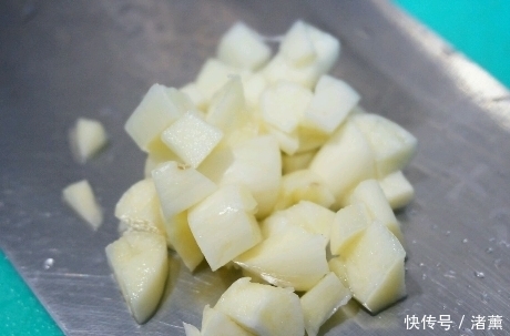 厨师|炒丝瓜时，不要直接就下锅炒，厨师教我1招技巧，丝瓜翠绿不发黑