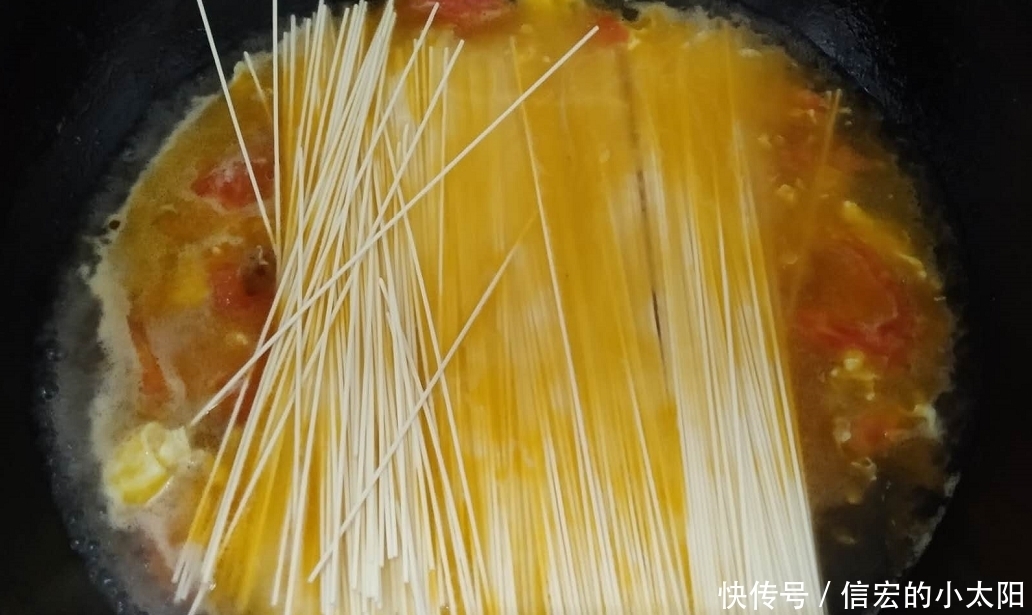 舒服|最简单的快手饭,5分钟做两碗,没有大鱼大肉,却吃得舒服