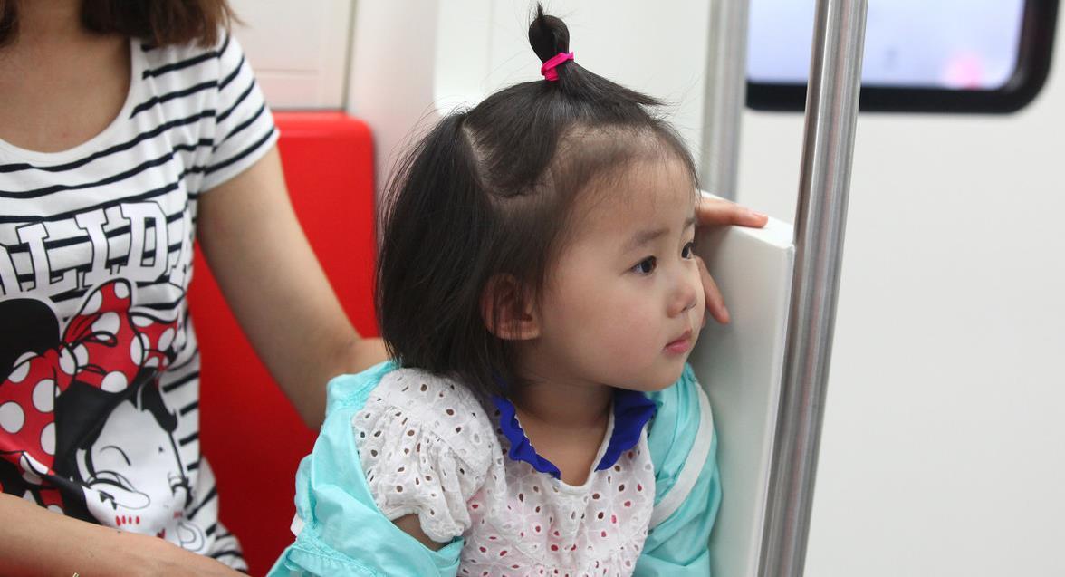 手机|妈妈带孩子坐地铁，孩子睡得香妈妈玩手机，乘客却报警被赞机智