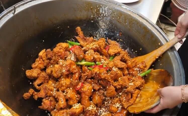 老板|炸鸡店生意冷清,老板换个烹饪方式,立马成为食客喜欢的网红美食