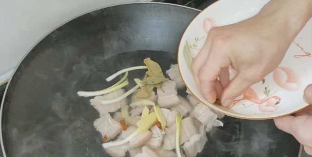 搅拌均匀|天凉了，教你一盘咸香好吃的懒人菜，饭菜一锅熟，营养下饭又省时