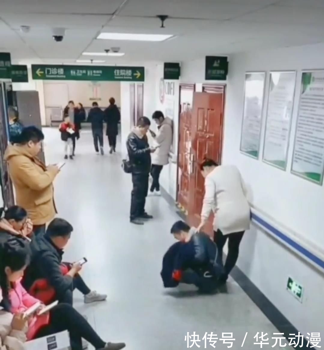 凳子|孕妇在医院双腿发麻无人让座，丈夫当凳子让她坐在自己的背上