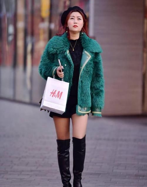 白色|街拍天生丽质的小姐姐,一条白色的连衣裙,时尚女神魅力