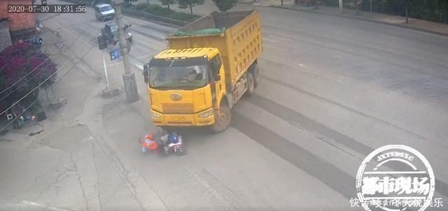  幸运|大货车撞上电动车，车子被碾得粉碎，女子幸运躲过一劫