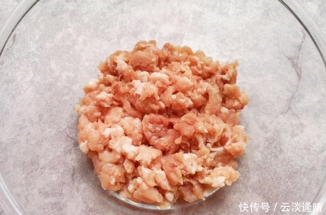 面条|秋季吃面条不如吃饺子,香菇与虾仁搭配在一起,鲜香可口