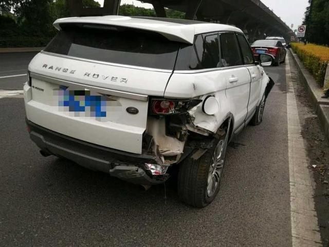 水泥板|一脚急刹车,天降“巨物”横扫高速,六辆车被砸中