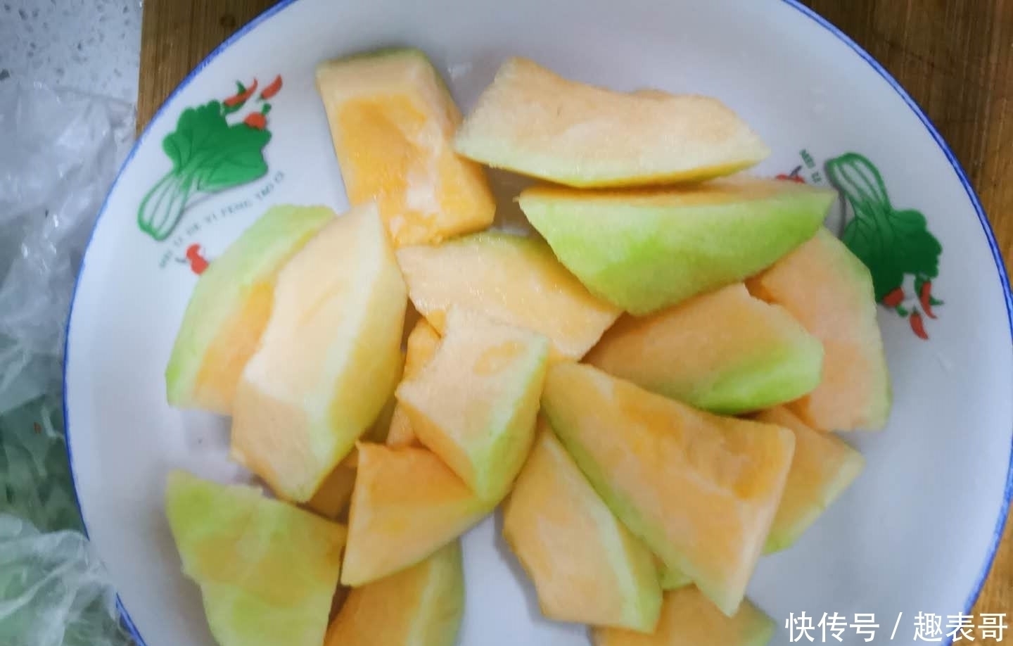  婆婆|婆婆花300元做了10道菜，一桌摆不下，儿媳这在南方要1000块