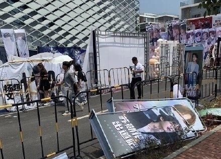 粉丝|《少年之名》总决赛场外一片狼藉,网曝粉丝应援没交场地费广告牌被保安推倒
