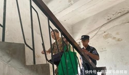 特警|盲人老太太手持拐杖过马路 特警不仅扶住了她 还把她安全送到家