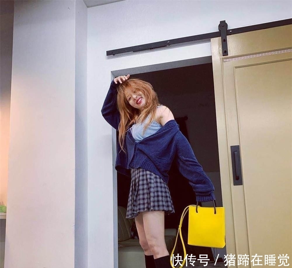  美极了|别再穿百褶裙了！最近大火的“渣女裙”才最时髦，泫雅穿上美极了