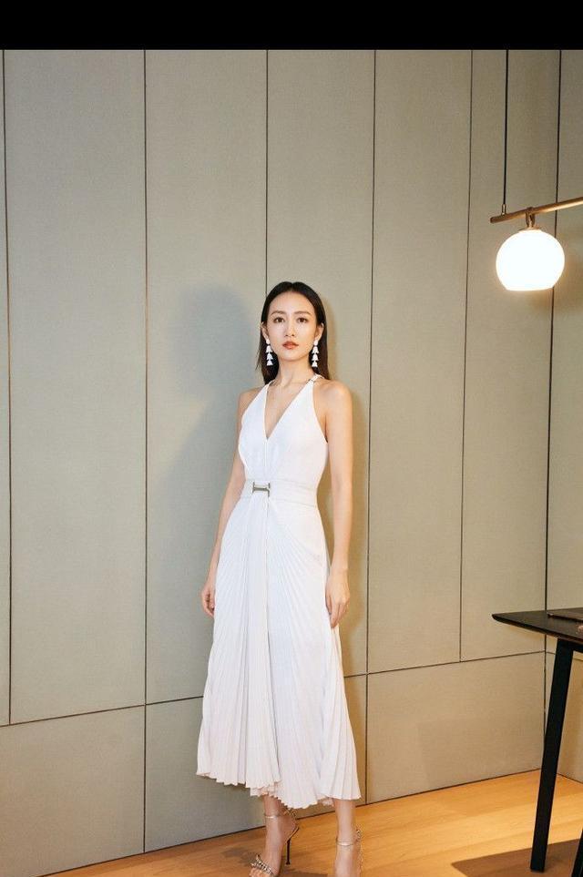  一落千丈|王鸥剪掉十年长发，气质一落千丈，37岁的年龄看起来像47