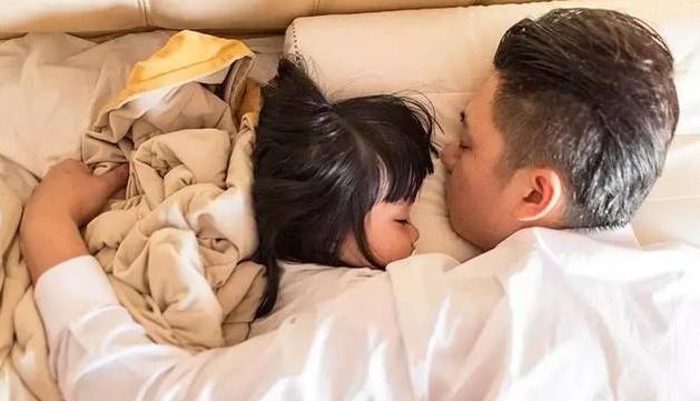 睡眠时间|孩子应该几点睡 睡得晚可不止影响身高哦