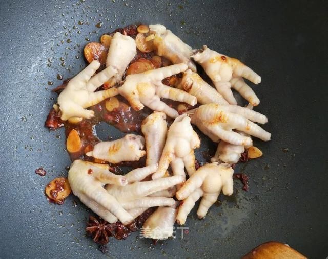 切成|这样做鸡爪真的太好吃了,越吃越上头!你们一定要试试看!