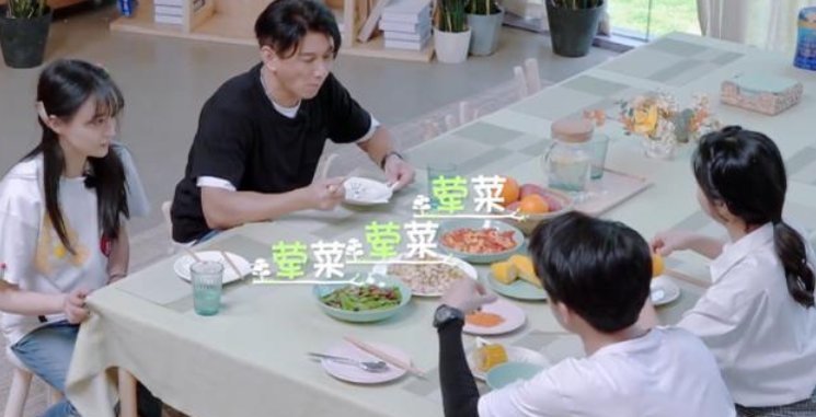 镜头|谭松韵刚上车就说想吃面,有谁留意一旁郑爽的表情怕是忘了有镜头