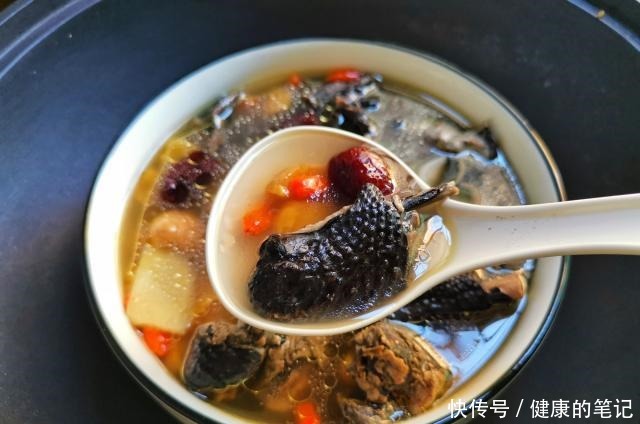 简单|手把手教你做营养又滋补的乌鸡汤,做法简单,汤汁鲜美可口