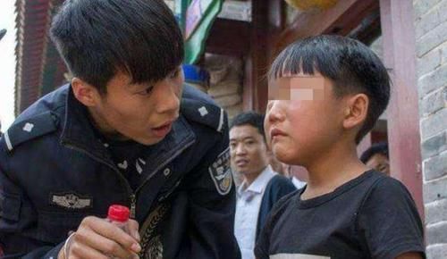  走散|小女孩与爸爸在商场走散，民警询问爸爸名字，听到回答忍不住笑了