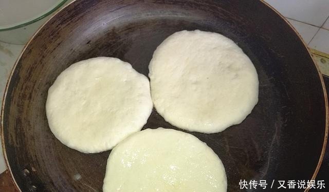 发硬|大姑烙的发面饼,松软有层次,放两天也不发硬,仅多做了一步!