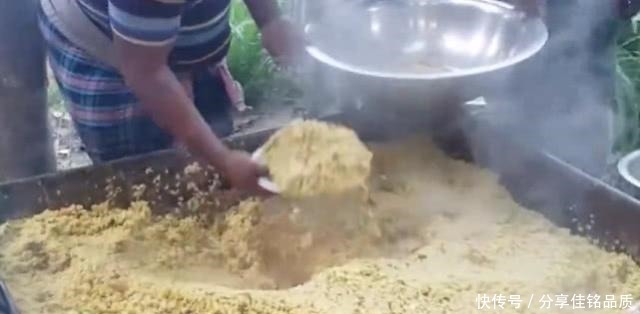 印度|印度富豪请全村人吃鸡,一大锅肉配一大锅饭,几百个人坐草地上吃