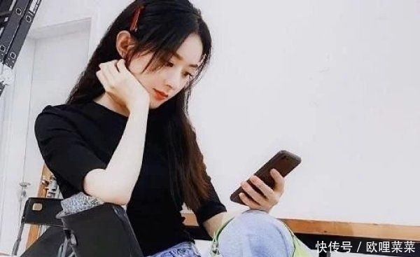 赵丽颖|赵丽颖《中餐厅》玩手机被骂,可得知她在干啥后,黑粉赶忙道歉
