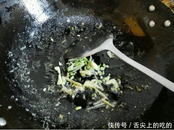 豆腐汤|美味鲜甜的鱼头豆腐汤，像极了咸味牛奶，盛一碗流连忘返